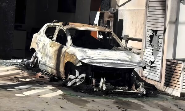 Volvo EX30 que pegou fogo no Rio de Janeiro estava com recall da bateria pendente