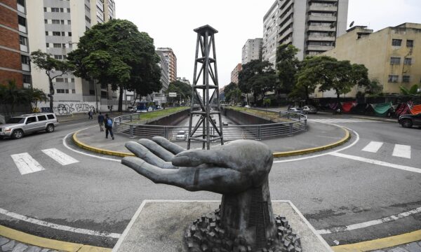 Trump mira reservas da Venezuela e negocia fatia em campos de petróleo