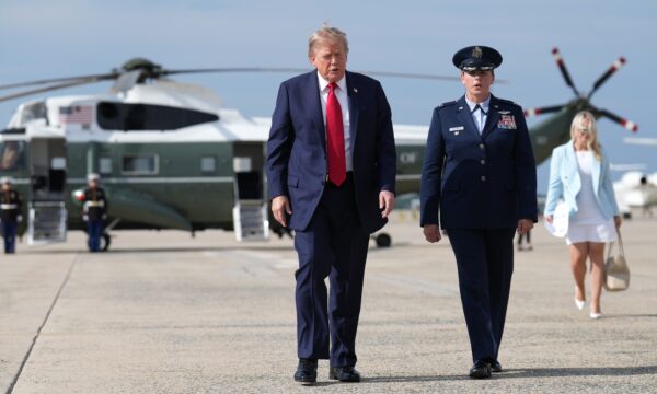 Falha de comunicação colocou helicóptero de Trump e avião em risco de colisão em Washington