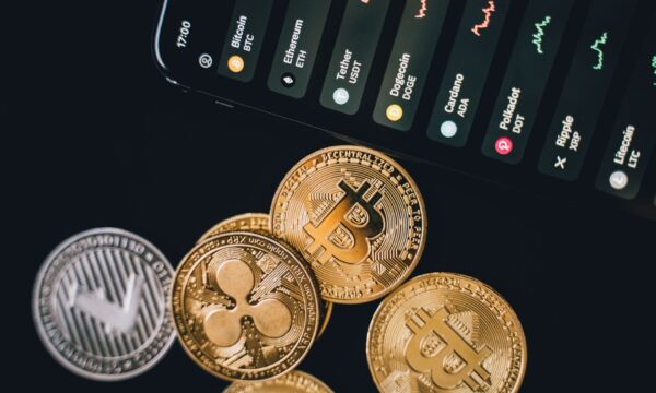 União Europeia aplica primeira multa contra corretora de criptomoedas com base na regulação MiCA