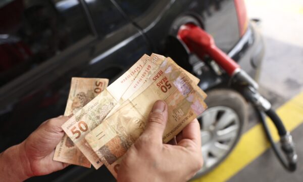 Projeto de lei quer obrigar postos de combustível a detalhar lucro na nota fiscal ao consumidor