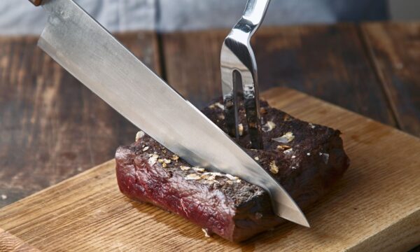 Trump analisa regras da carne bovina enquanto produtores se opõem a tarifas; JBS e MBRF estão no setor