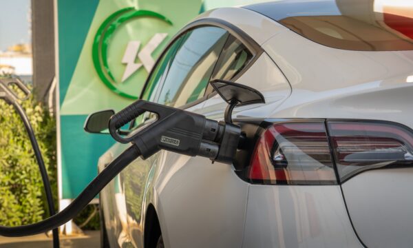 Trocar um carro a combustão ainda novo por um elétrico é melhor para o clima? Estudo avaliou impacto