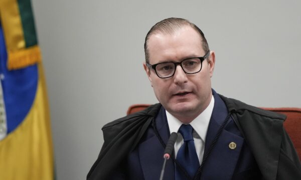 PF já entregou íntegra de material de celular de Vorcaro para Zanin