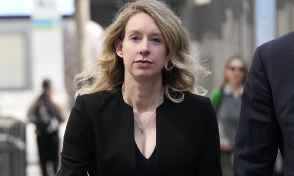 Últimos dias de liberdade de Elizabeth Holmes, fundadora da Theranos, viram documentário