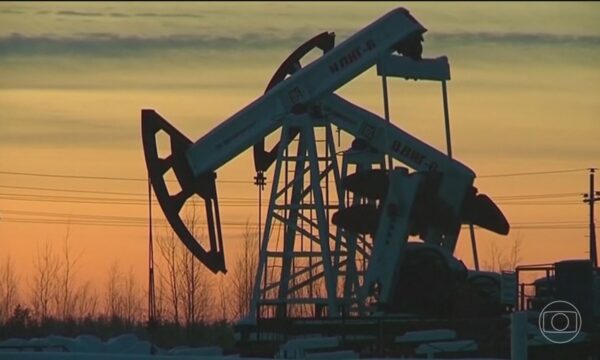Petróleo sobe a US$ 97 e bate maior valor em seis semanas após escalada da guerra entre EUA e Irã