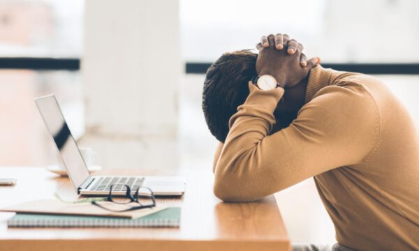 'Nunca é suficiente': como a falta de reconhecimento no trabalho pode afetar a saúde