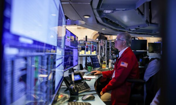 Em NY, Dow Jones e Nasdaq fecham perto da estabilidade após dia volátil; S&P 500 sobe