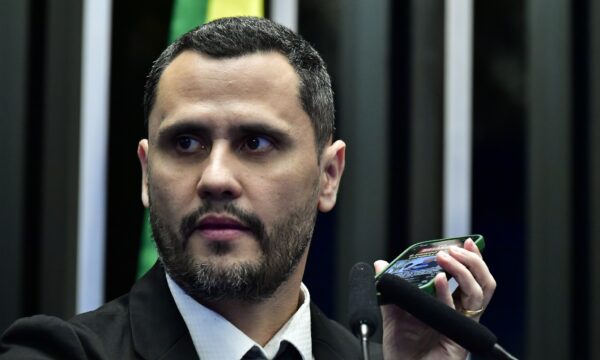 Cleitinho confirma apoio a Flávio Bolsonaro no 2º turno