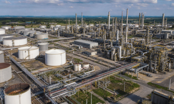 Brent volta a superar US$ 100 e petróleo fecha em alta